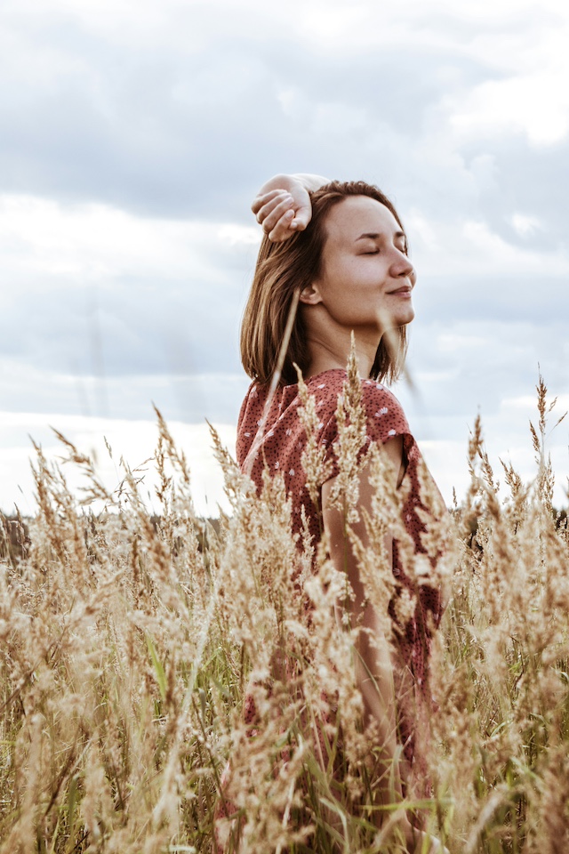 Bild von einer selbstbewussten Frau im Kornfeld